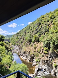 Vue pendant une balade en train dans les gorges du Doux