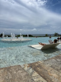 Infinity pool