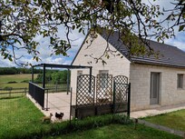 A l'arrivée au gîte, nos 2 chiens profitant du jardin....