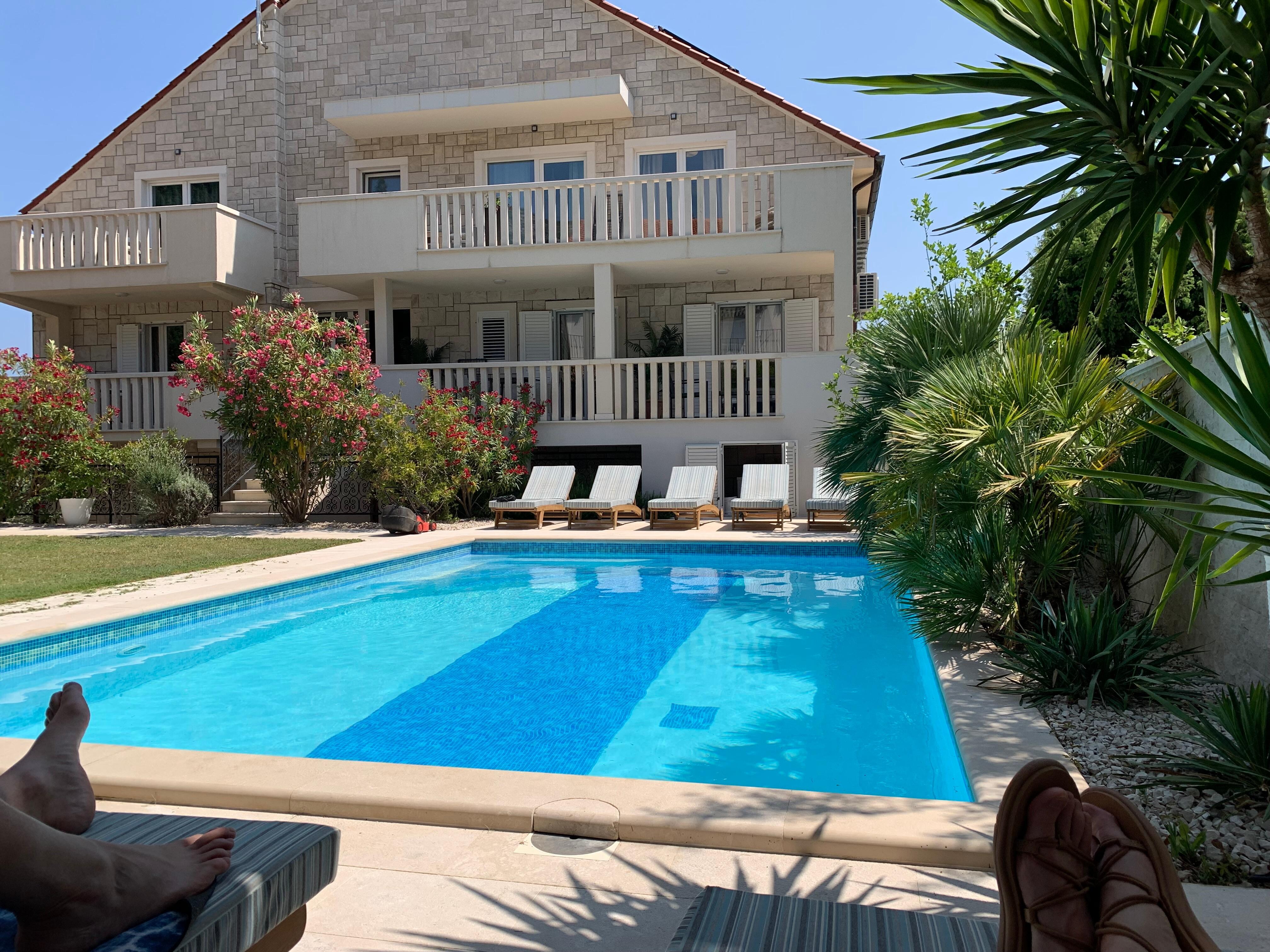 Pool and garden/breakfast area