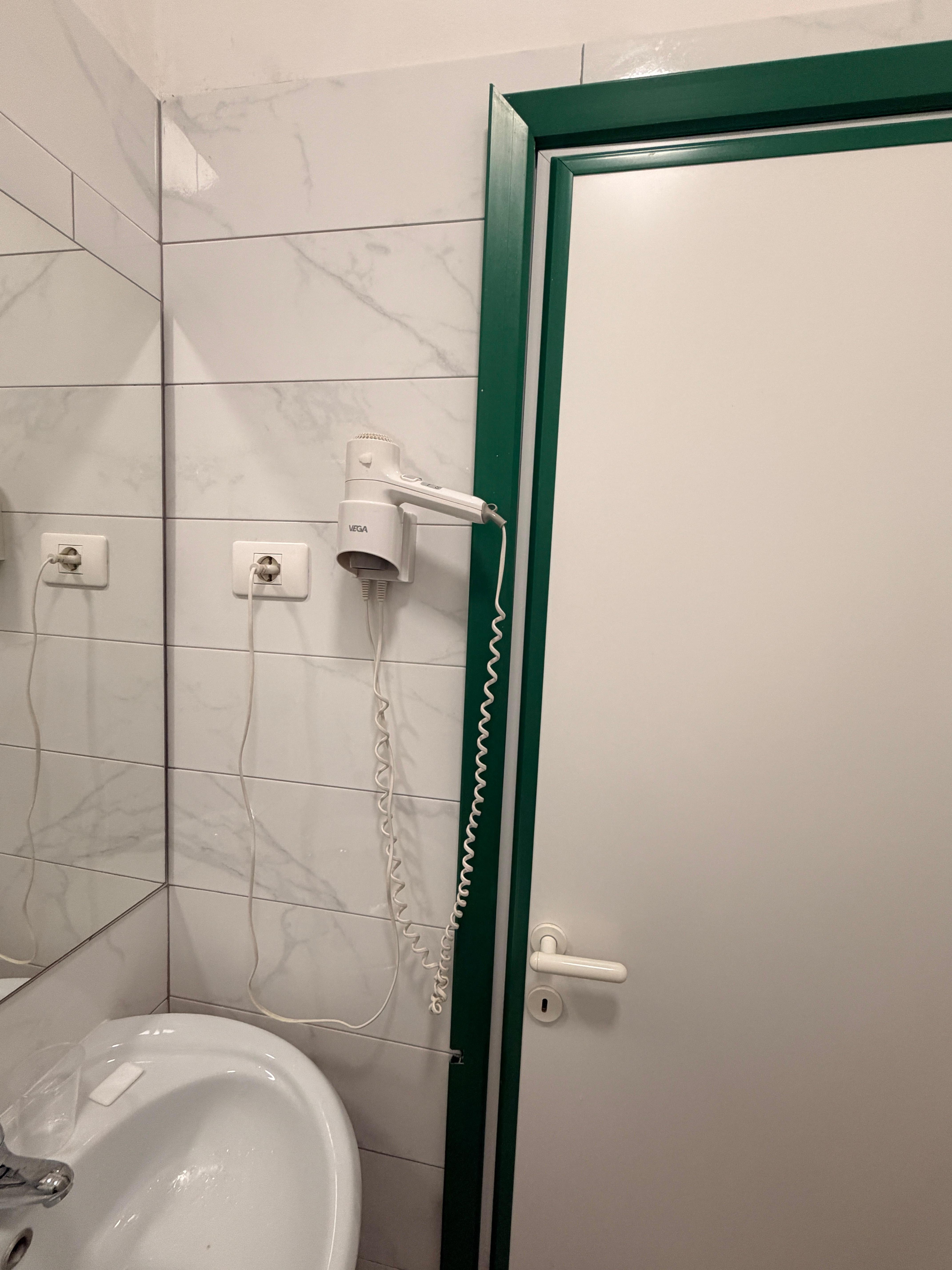 Cadrage en plastique mal coupé 