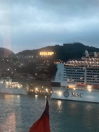 ベイビューからの景色 大型客船が見えました