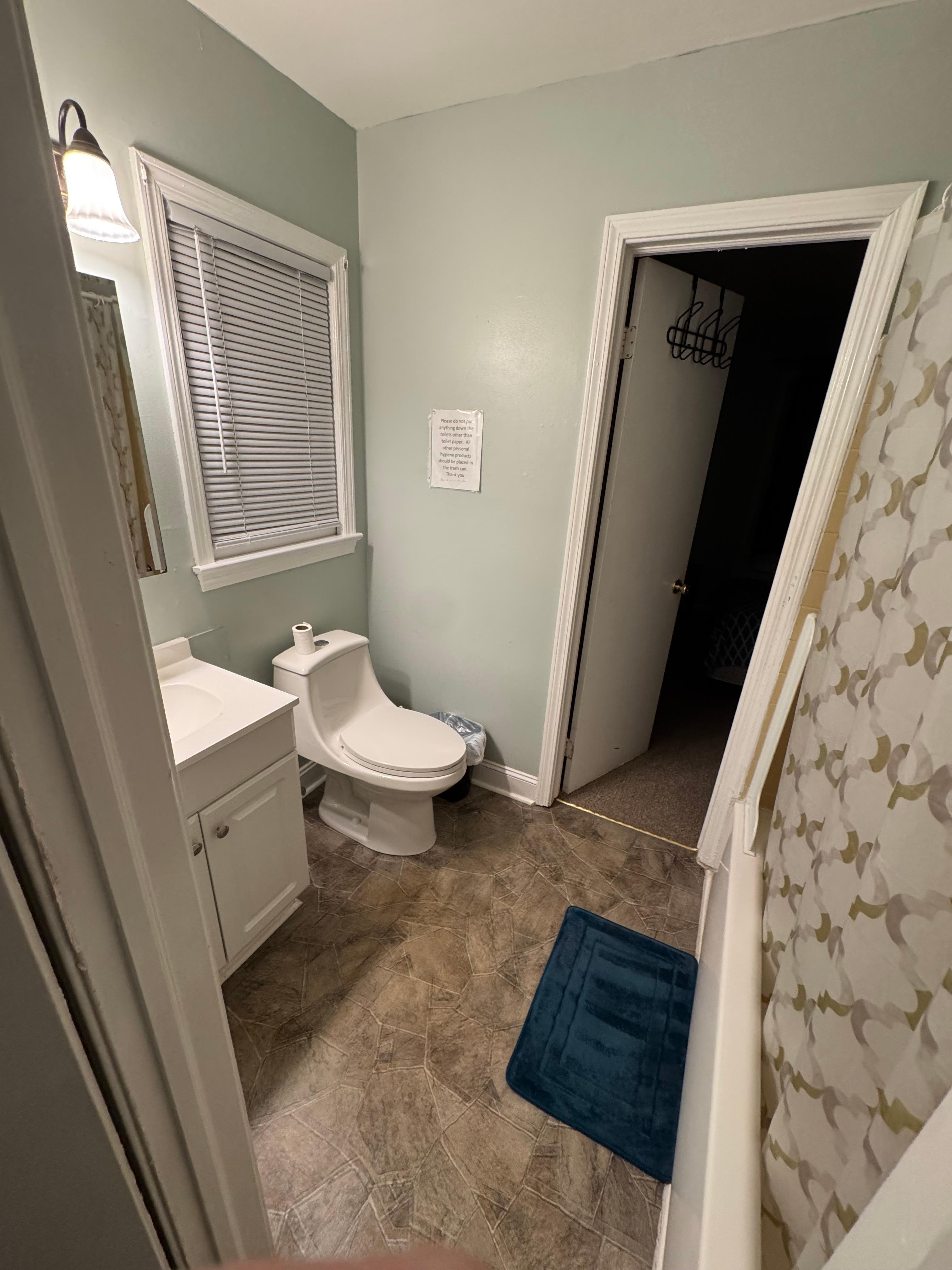 jack n jill shared bathroom. Entrance from both bedrooms. 