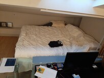 Letto matrimoniale fornito di lenzuola e piumone