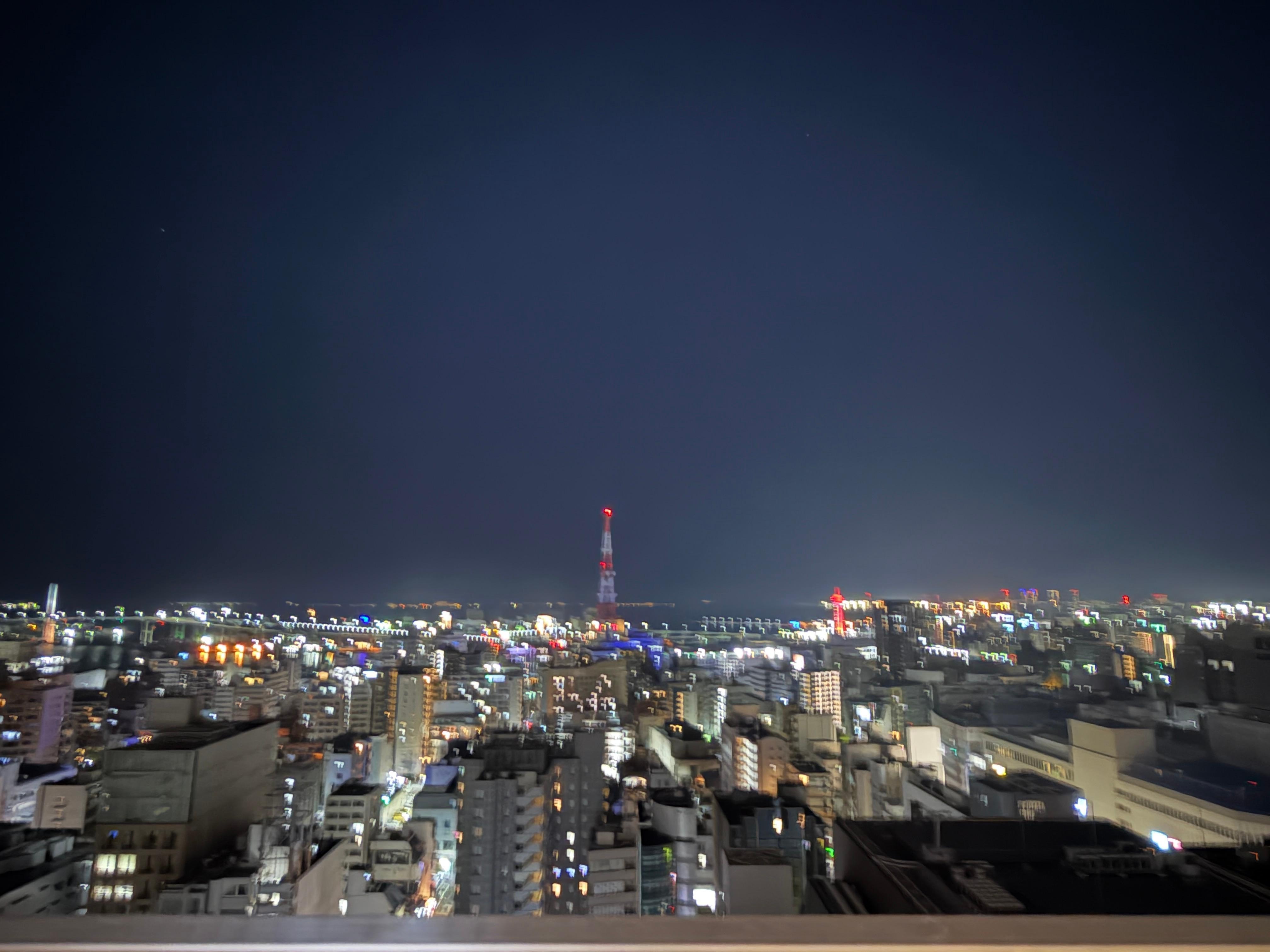夜景も日中の景色も眺めはいいが良いとは言えないかも。ただ、外のテラス席が心地良かった。