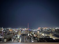 夜景も日中の景色も眺めはいいが良いとは言えないかも。ただ、外のテラス席が心地良かった。