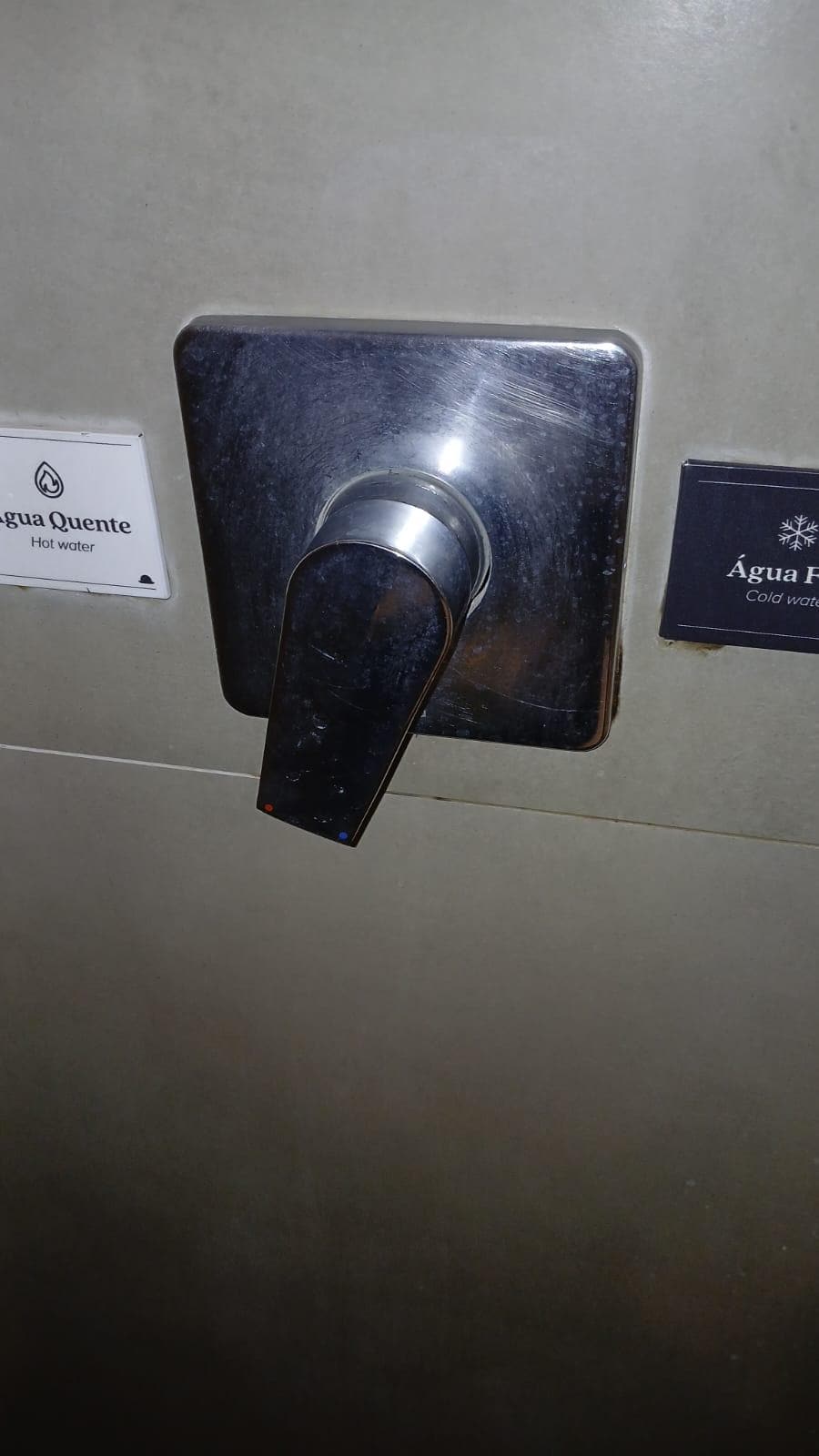 metais sujos embaçados