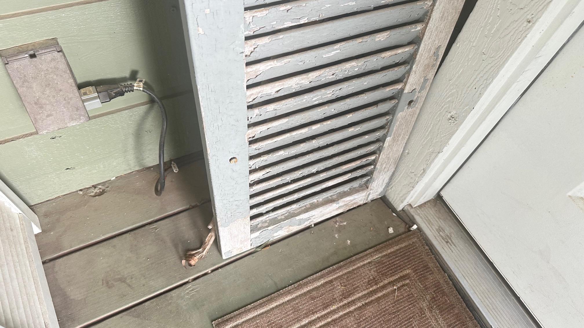 Dirt on the main entrance
