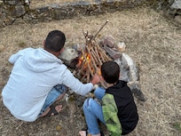 Préparation du feu de camp