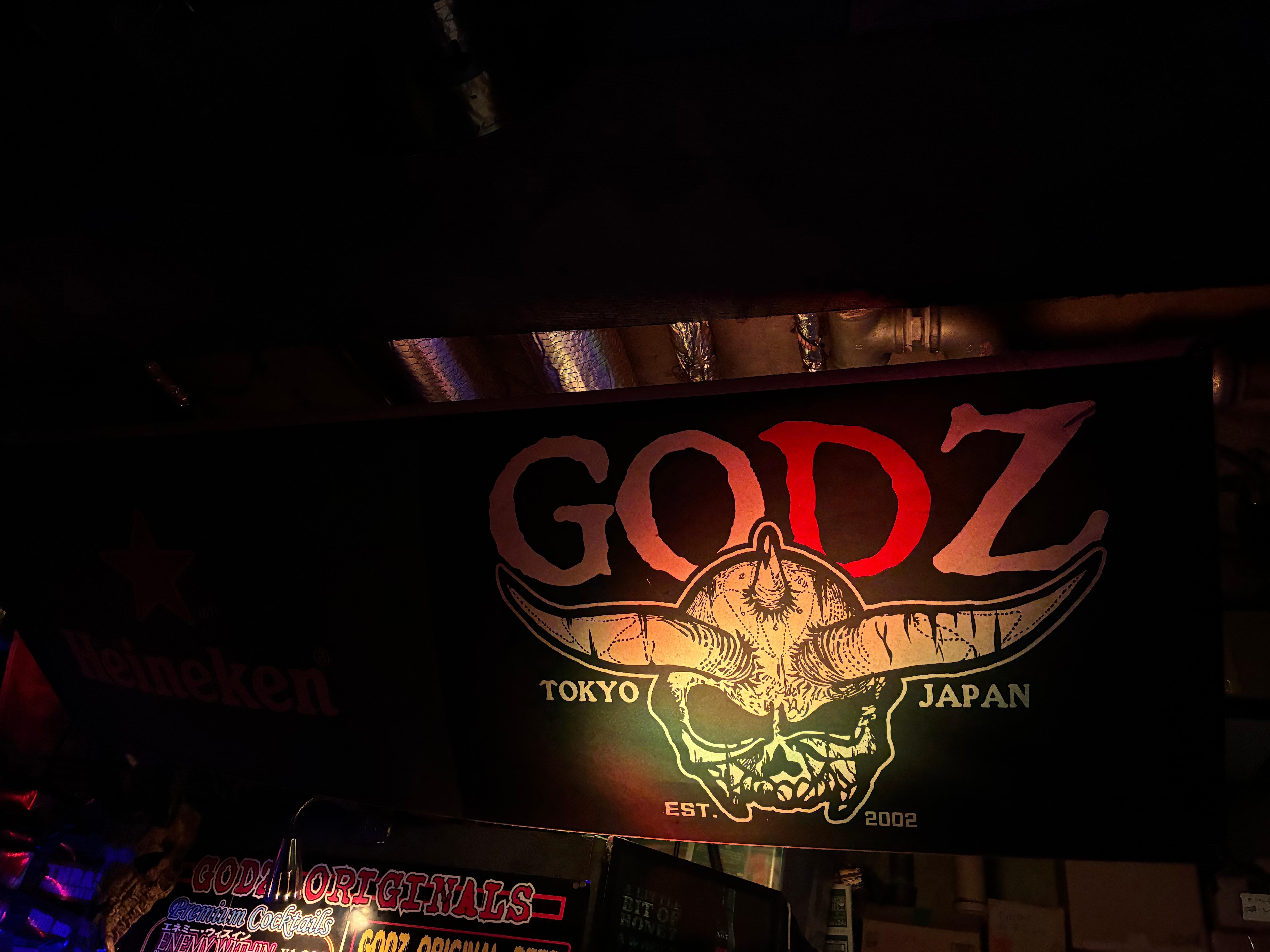 ホテルからメタルバーGODZ近い