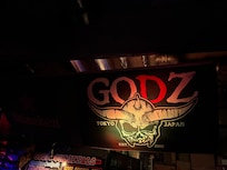 ホテルからメタルバーGODZ近い