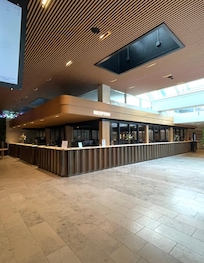 Rymligt, klassiskt skandinaviskt i lite retro/funkisstil.