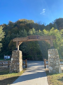 Hiking /mountain bike trail nearby!