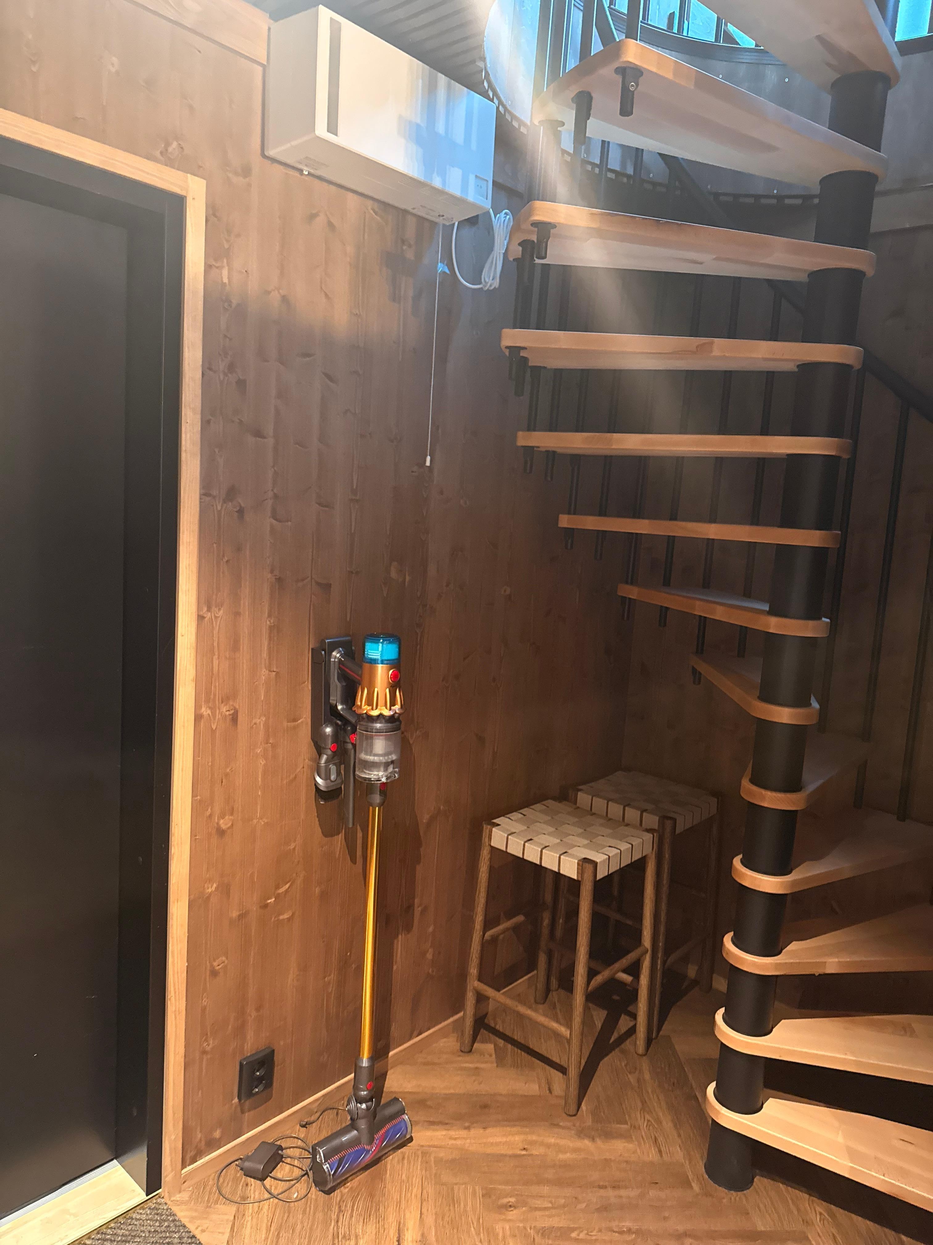 Eingang und Aufgang zum Jacuzzi, Sauna , Balkon , Dusche &amp; Schlafzimmer 