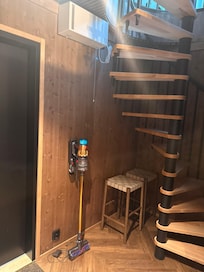 Eingang und Aufgang zum Jacuzzi, Sauna , Balkon , Dusche & Schlafzimmer