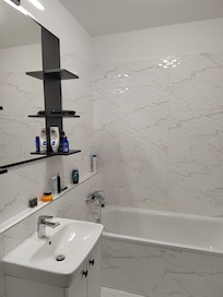 Badezimmer mit Badewanne