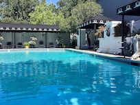 Super relaxing pool, hot tub beautiful area!