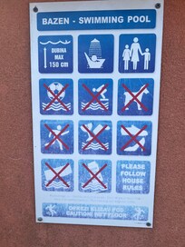 Dieser Schild ist in der nähe des Pools angebracht.