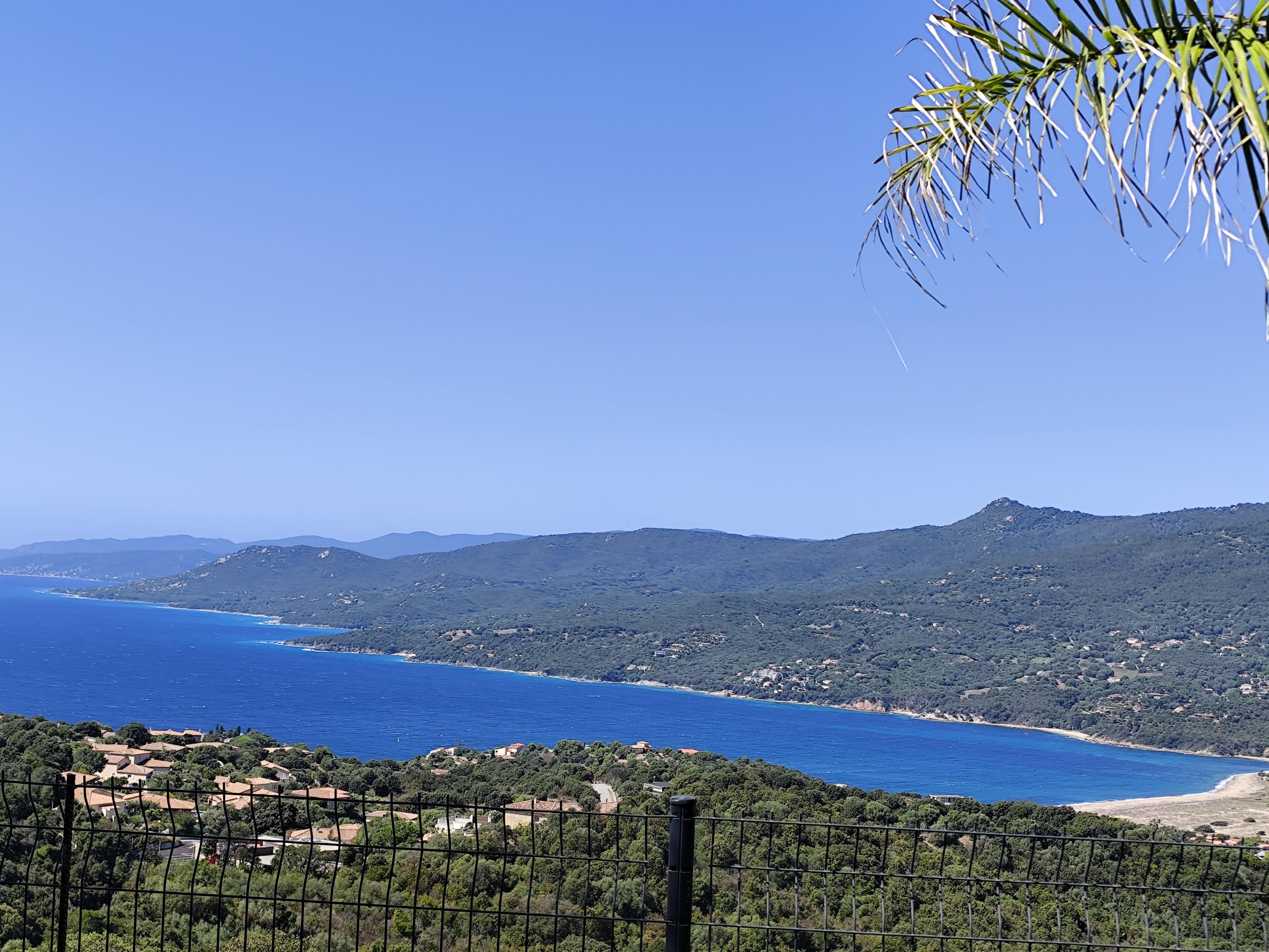 Le Golfe de Valinco depuis le salon de jardin 