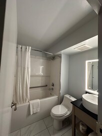 Only provided mirror light in the washroom. Dim lighting