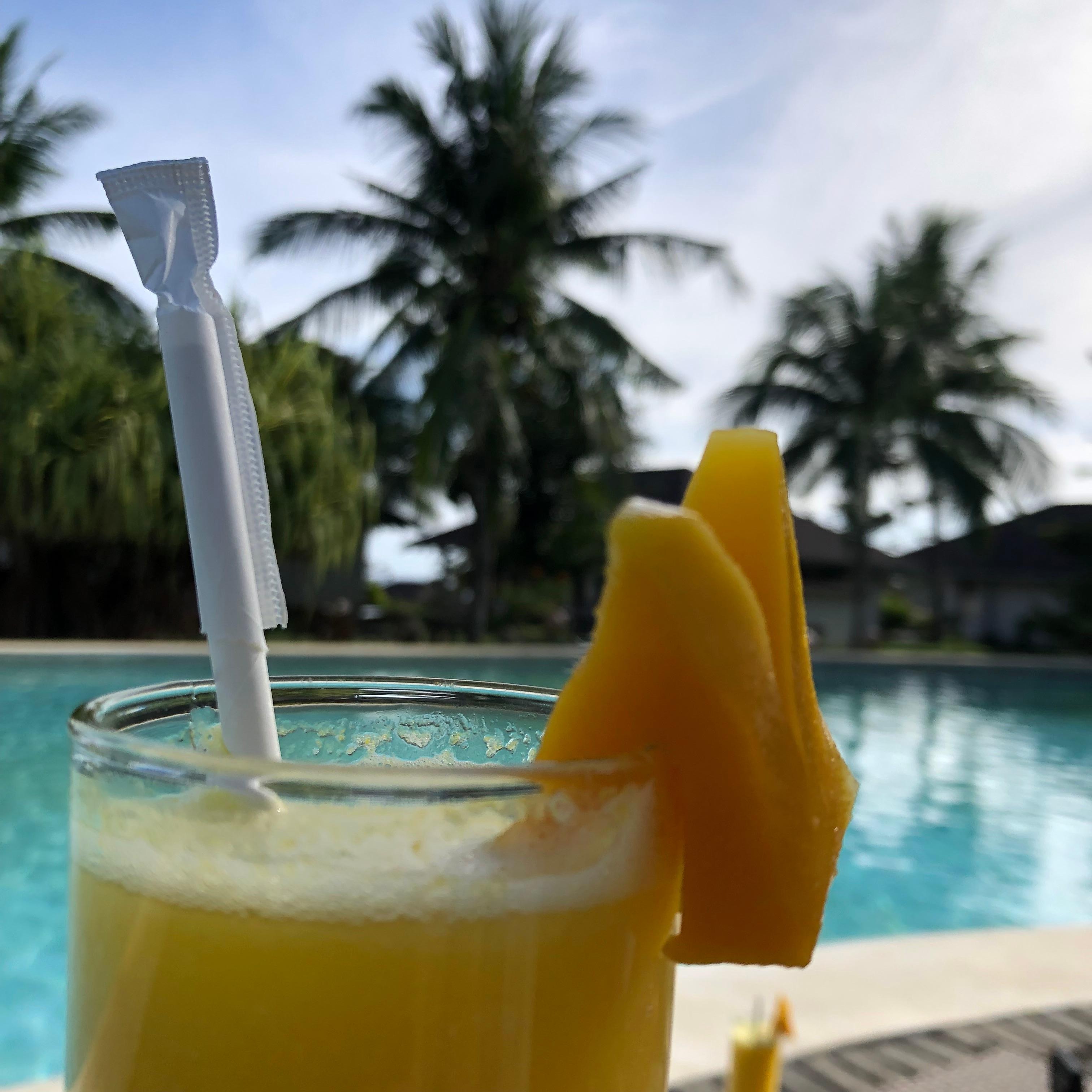 Färsk fruktjuice vid poolen 