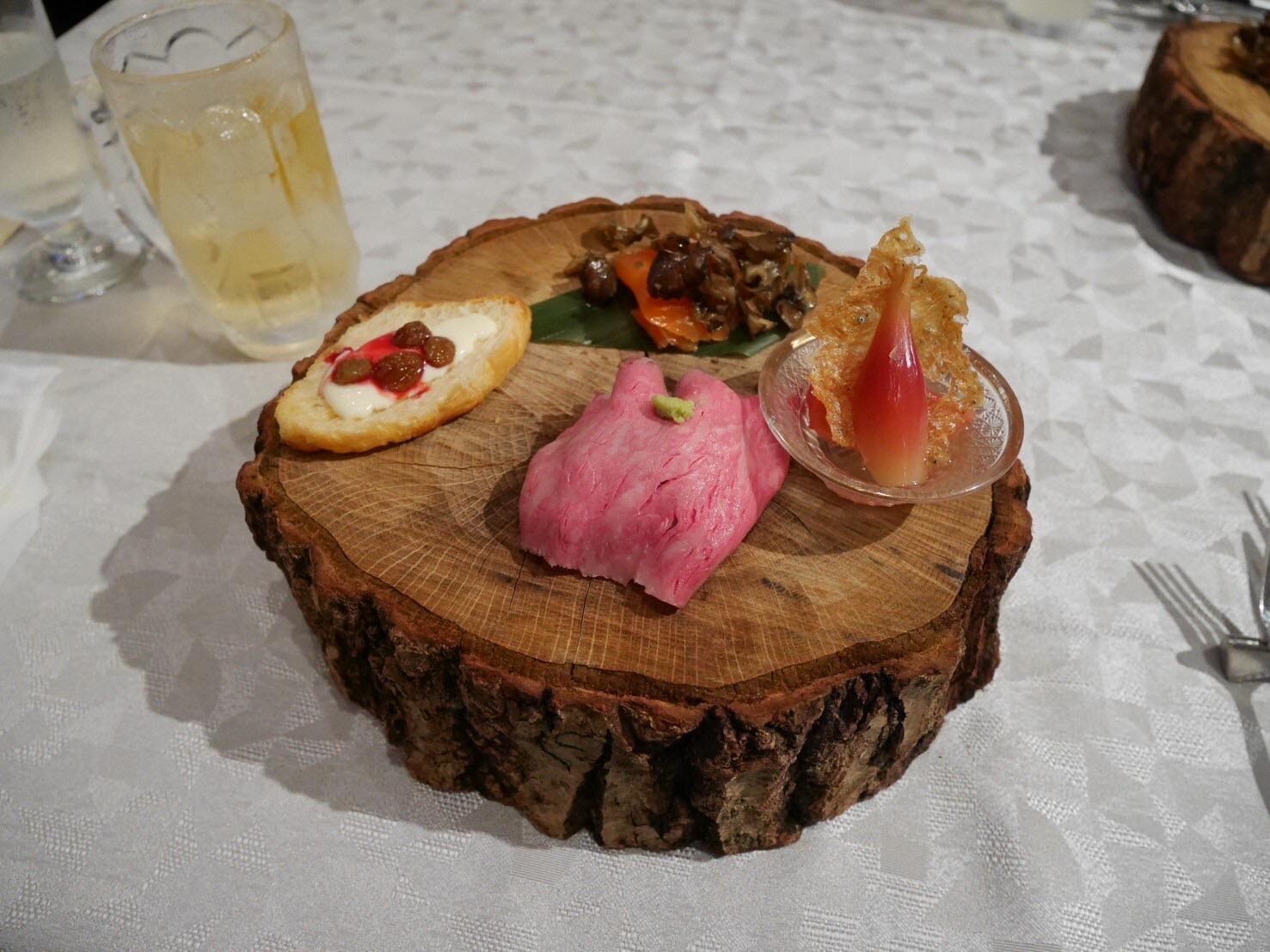 軽井沢の丸太がお皿に。素晴らしい前菜の数々