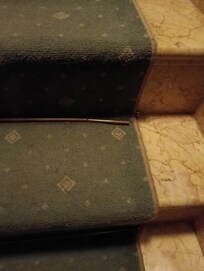 Hay detalles que no cuidan, además, la alfombra luce sucia