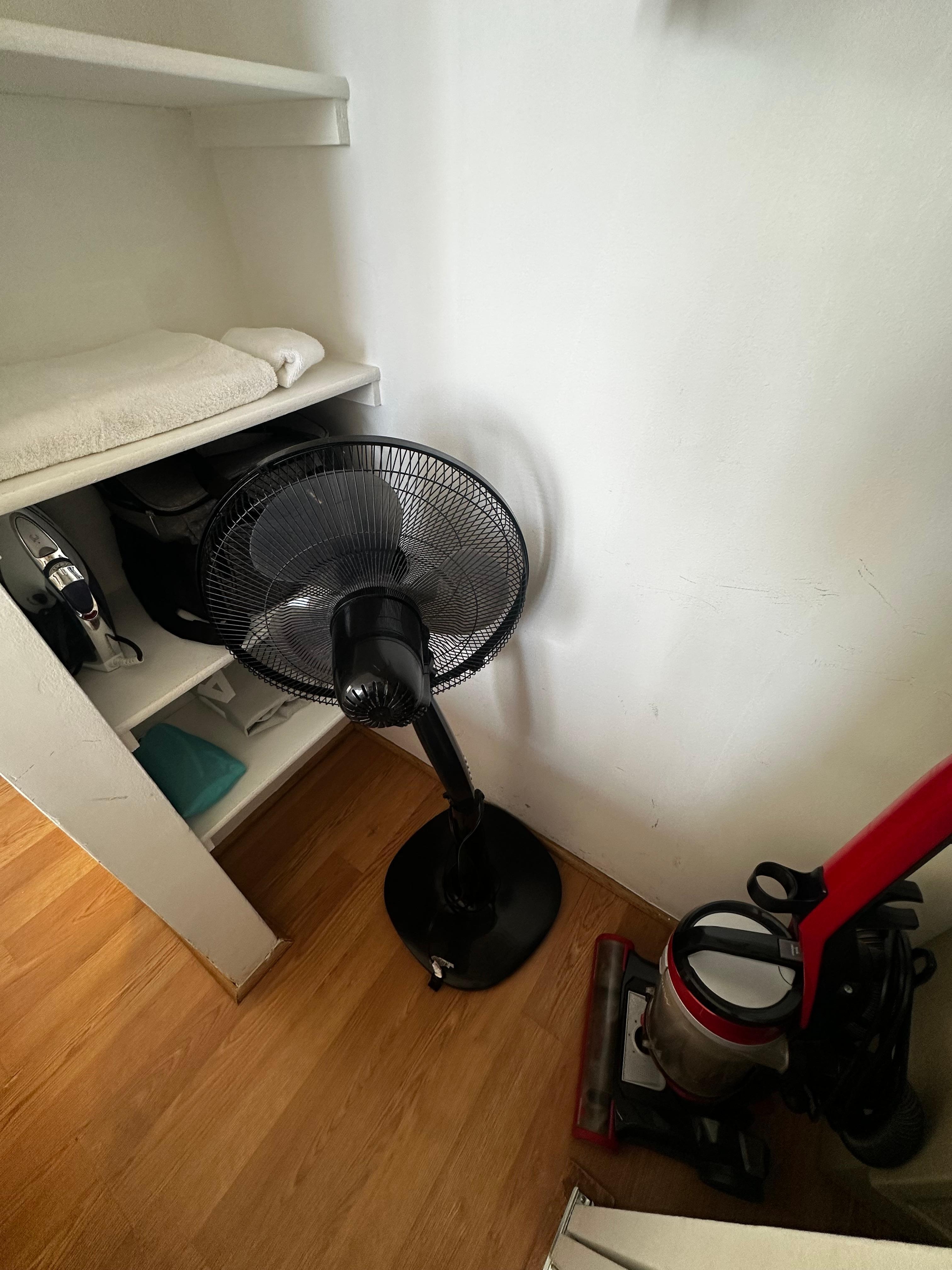 They had two bath towels per person, several hand towels and washcloths, a beach towel per person, standing fan, and vacuum