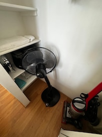 They had two bath towels per person, several hand towels and washcloths, a beach towel per person, standing fan, and vacuum