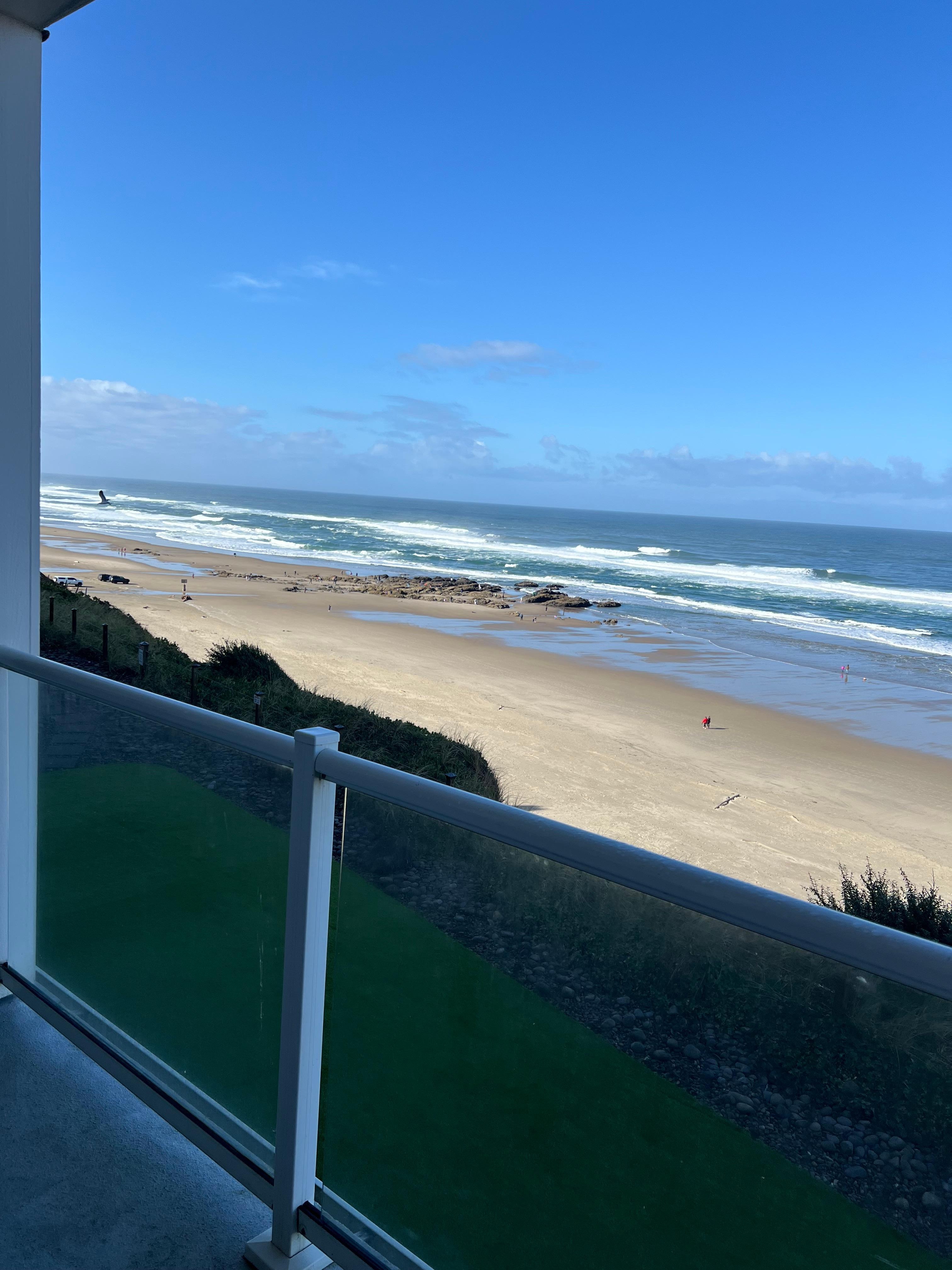 Beautiful view of the ocean and you could see the stars and moon at night from the hot tub. Amazing and relaxing time. 