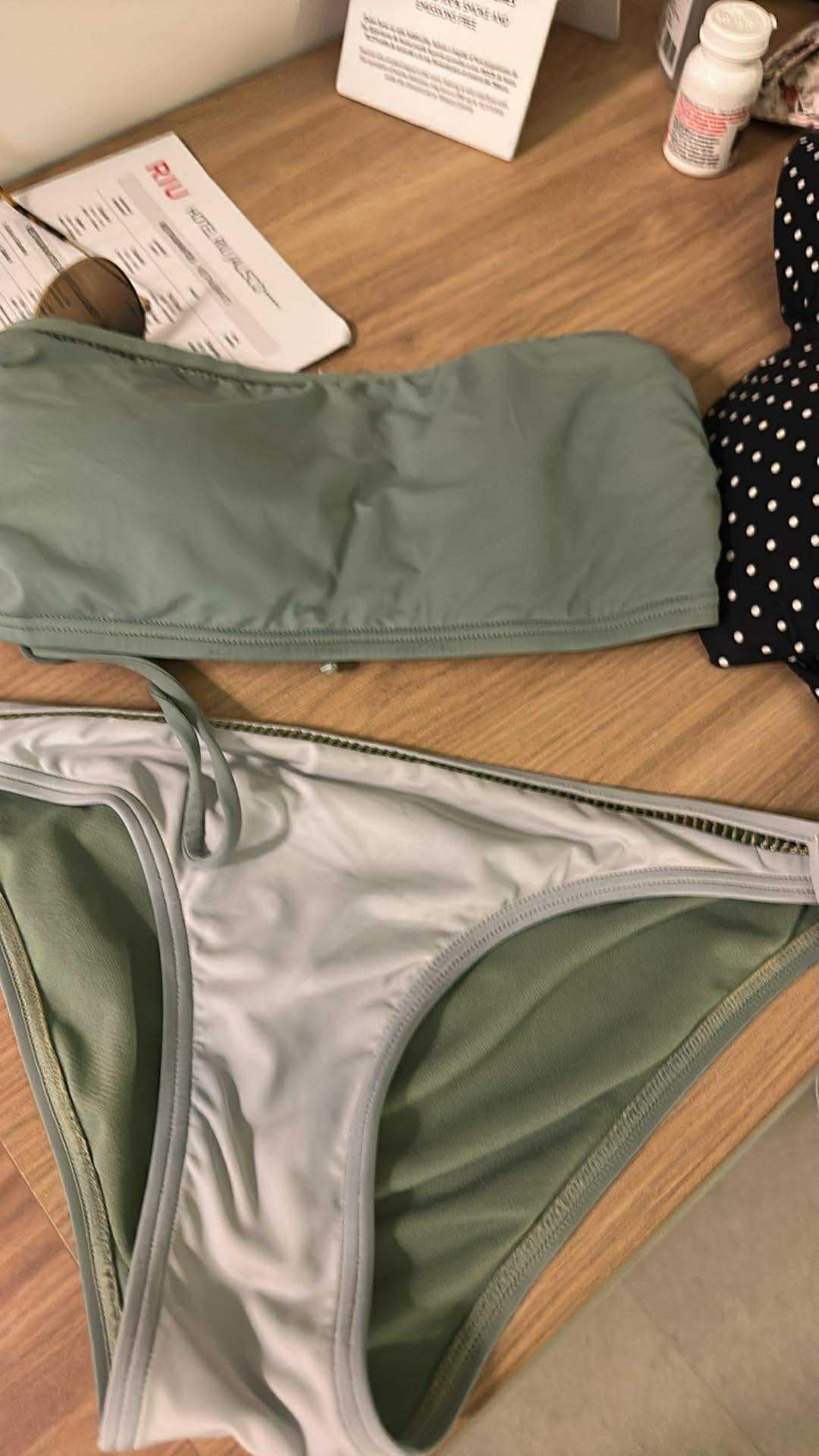 La piscine a décolorés tous nos maillots (piscine adulte) donc on avait de l’eau à la taille. Et c’est le résultat au bout d’une heure. Le lendemain pareil, mon maillot noir est devenu brun… 