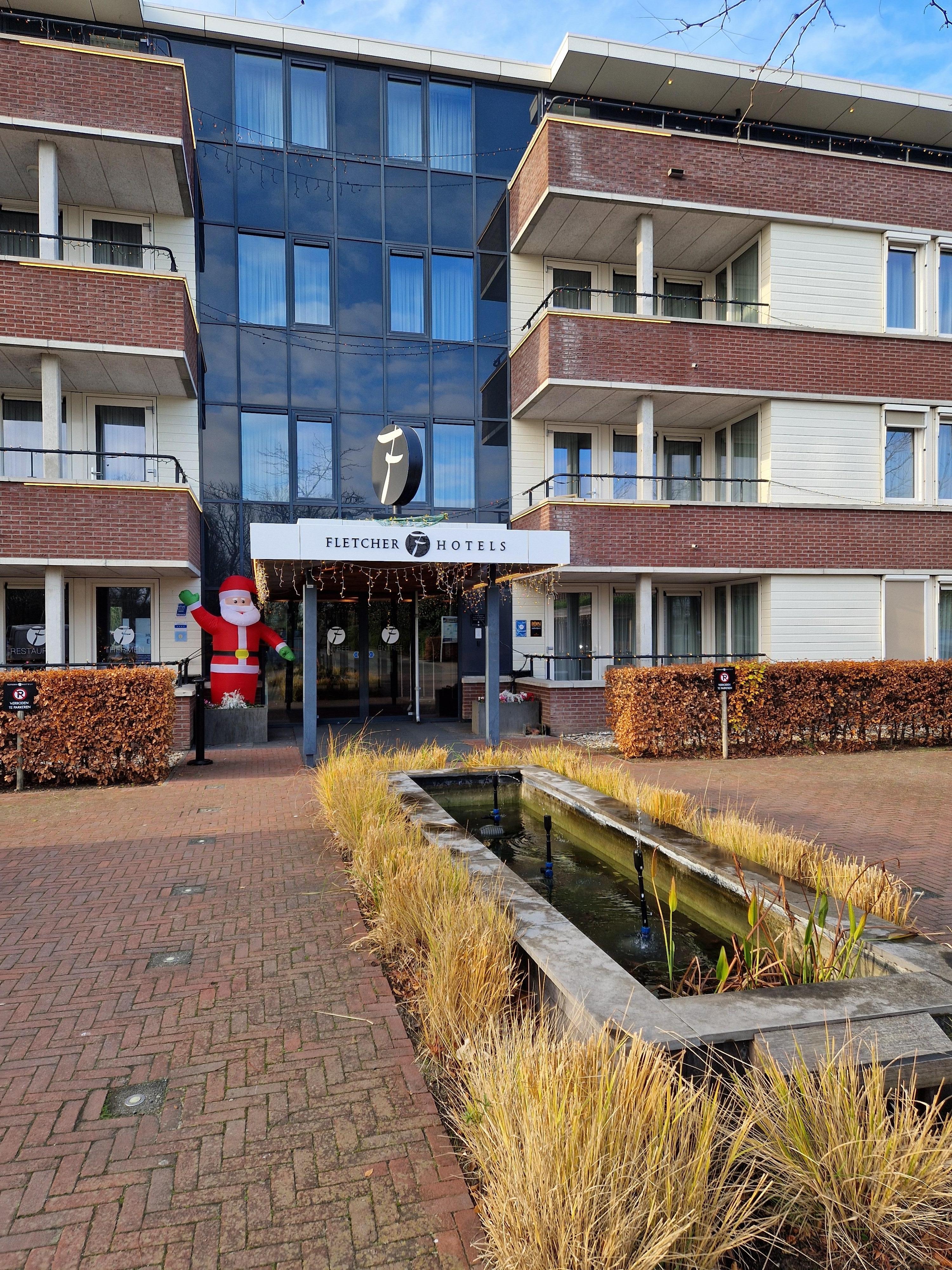 Voorkant ingang hotel