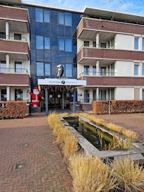 Voorkant ingang hotel