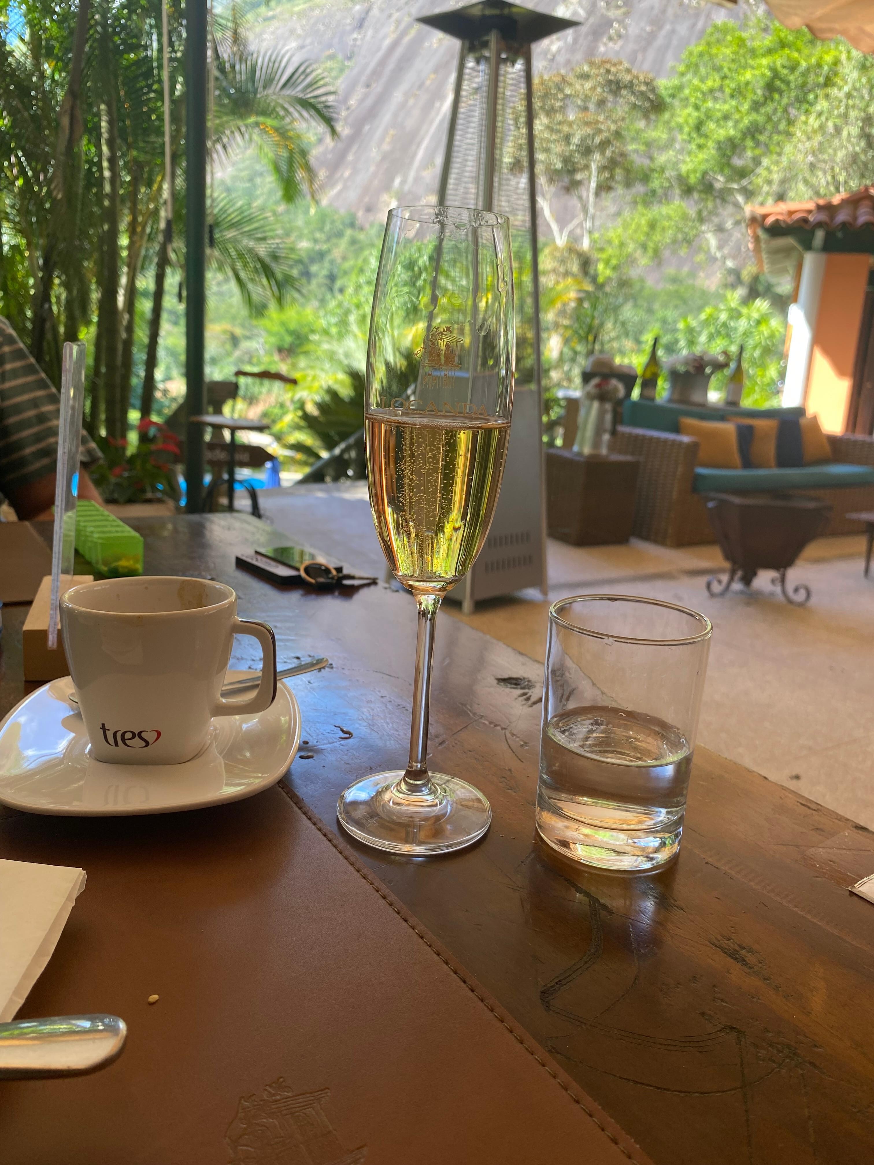 Espumante no café da manhã que é muito bom.