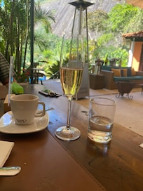 Espumante no café da manhã que é muito bom.