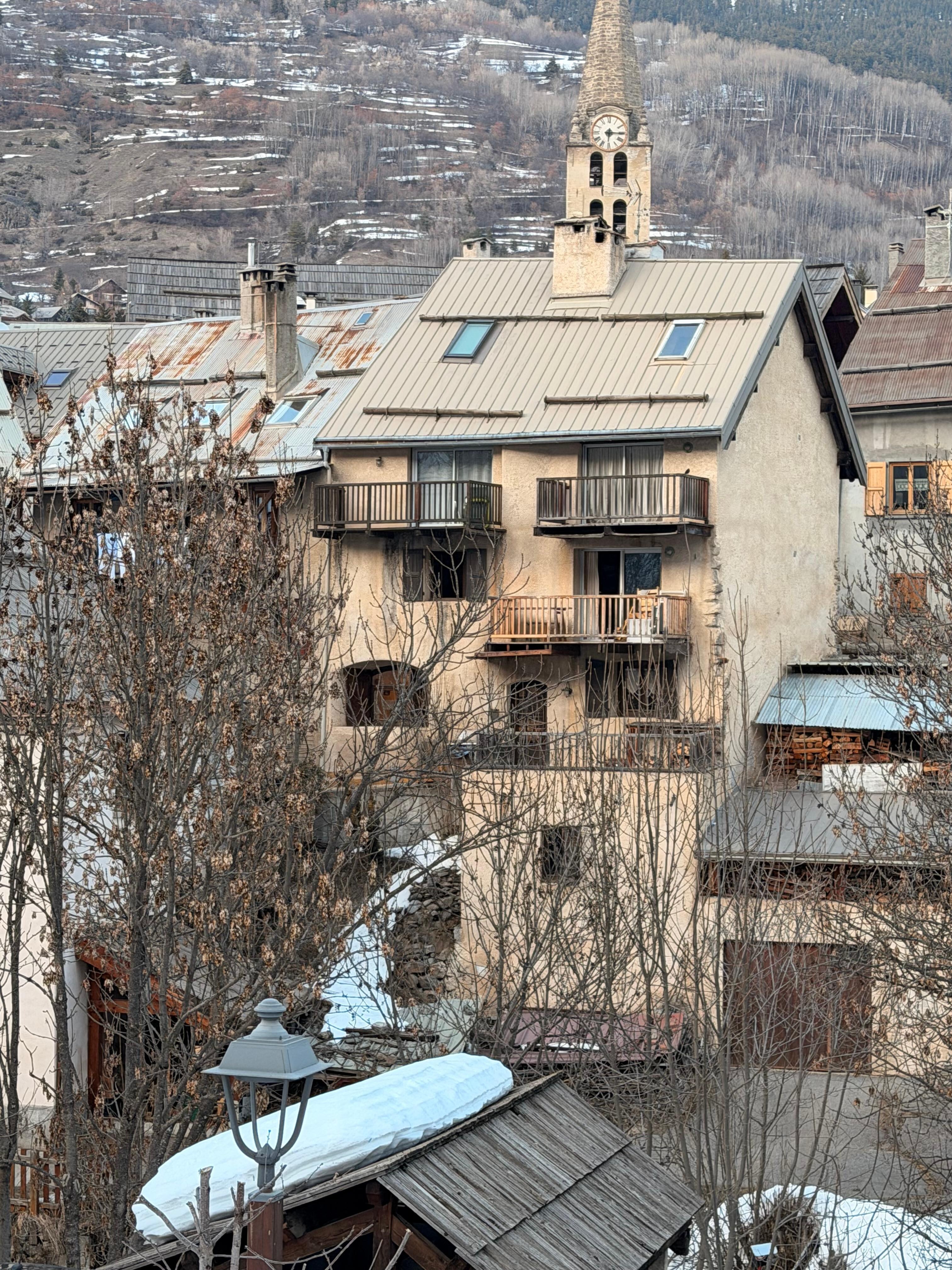 La maison vue de l’autre côté de la rivière 