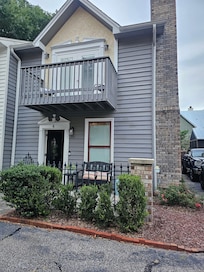 Very cute cottage. Gated entry.