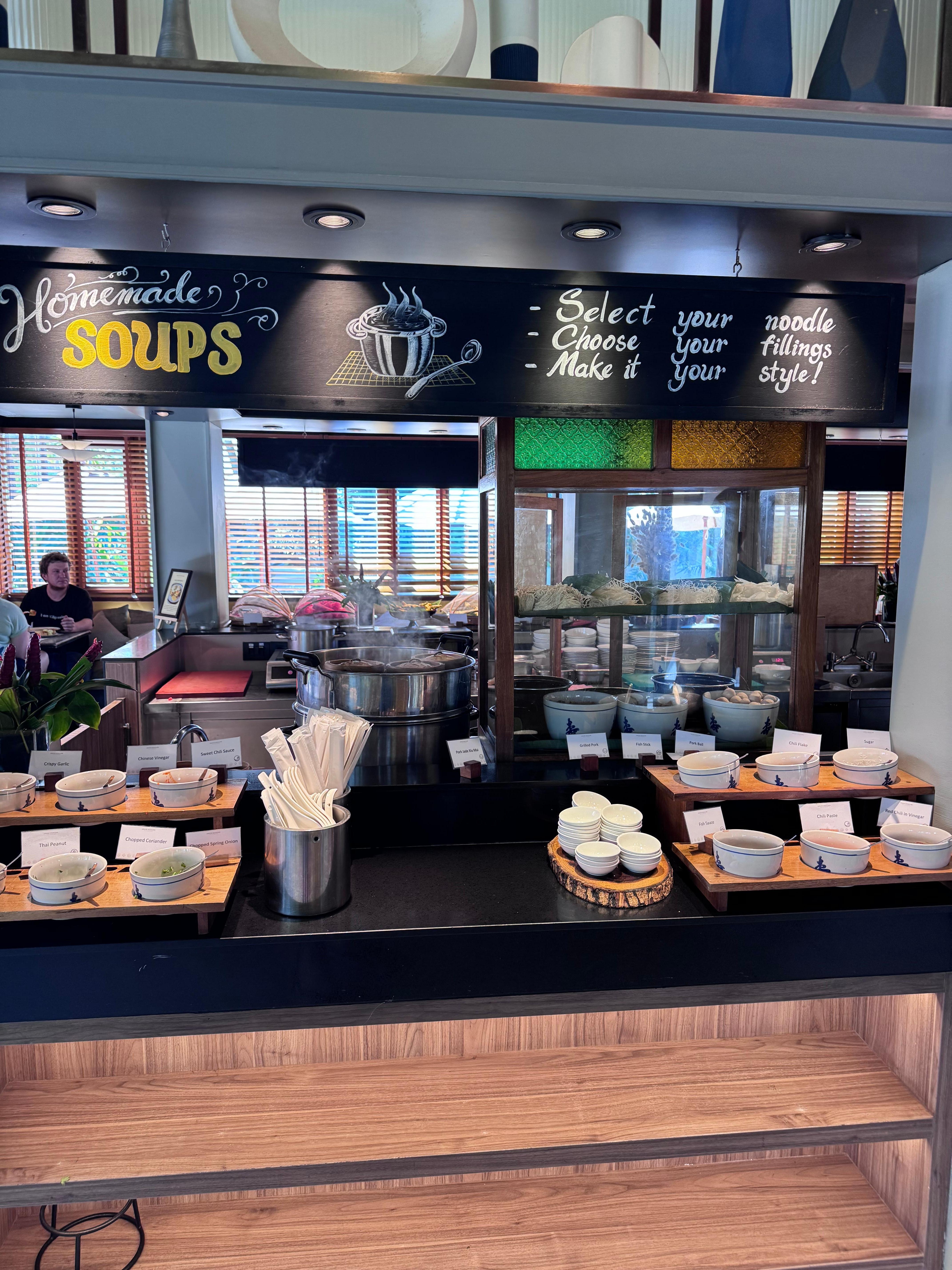 Frische Suppen beim Frühstück