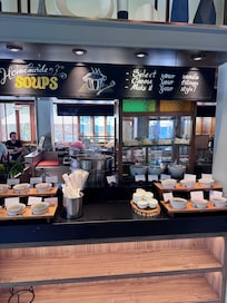 Frische Suppen beim Frühstück