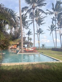 Piscina em frente a praia