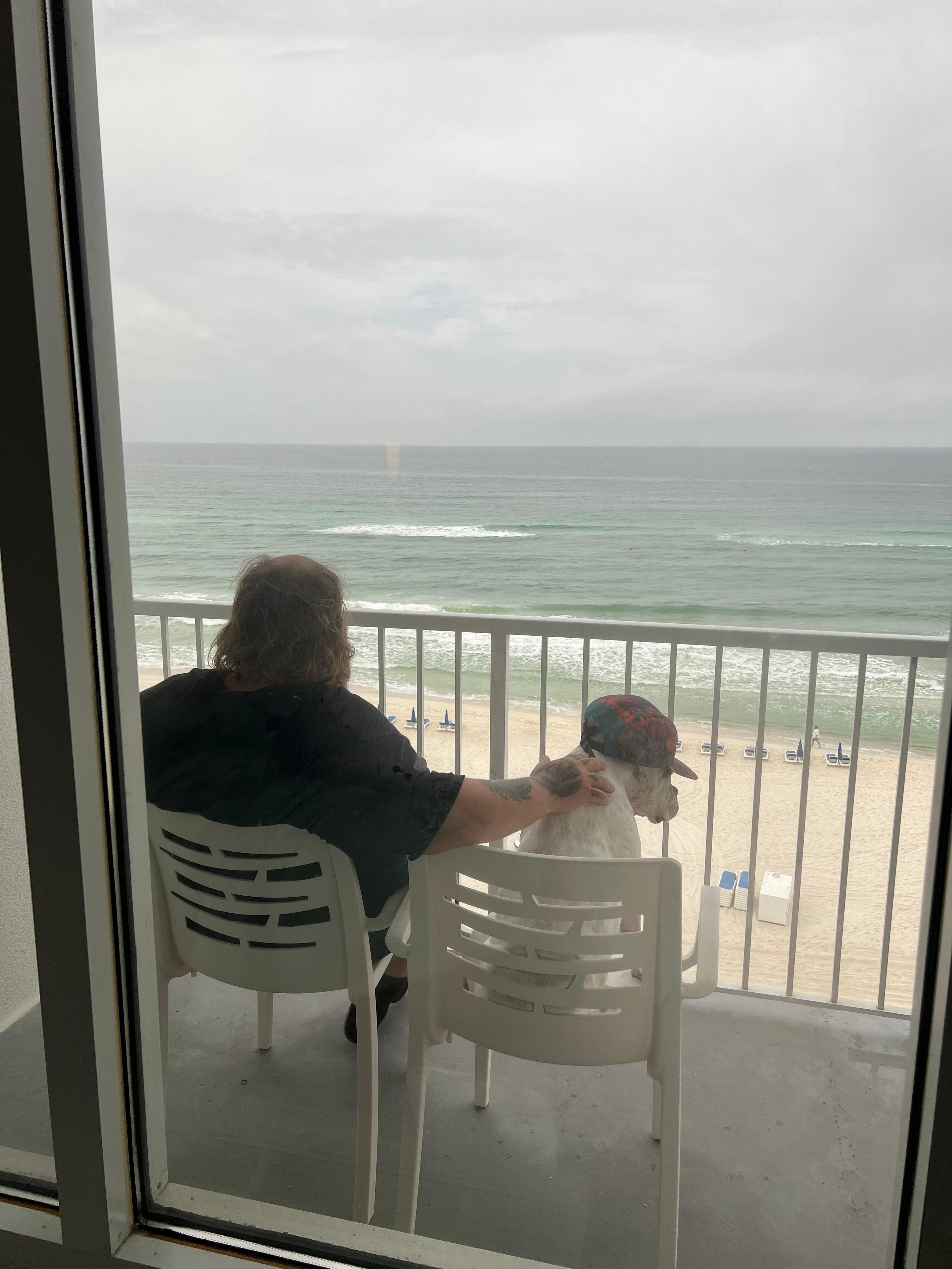 This is a very relaxing ocean view!