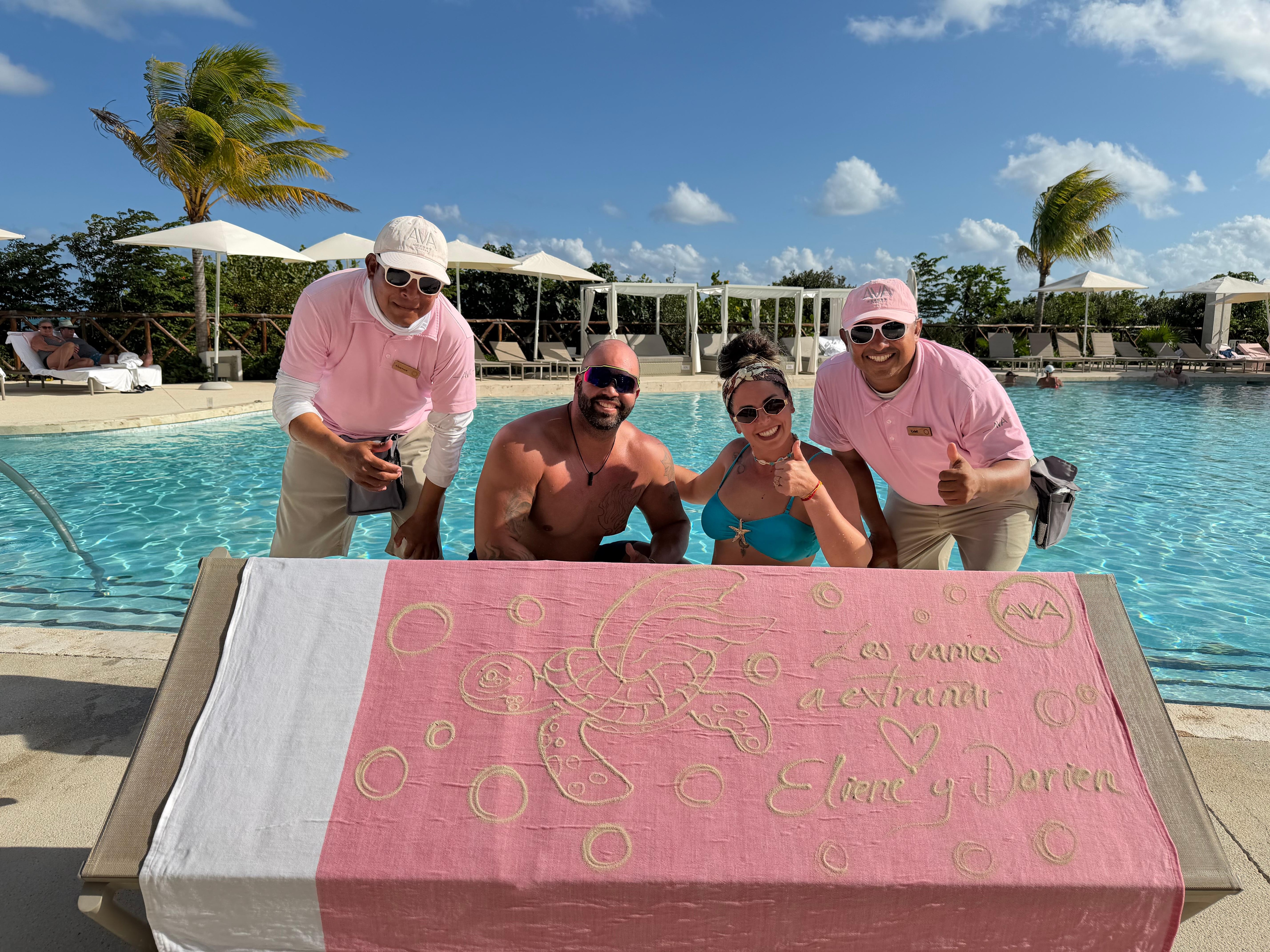 En la piscina con en seños Uriel