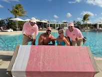 En la piscina con en seños Uriel