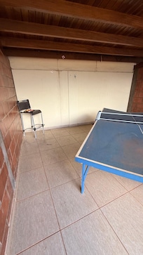 As areas de lazer estavam imundas e tudo quebrado.