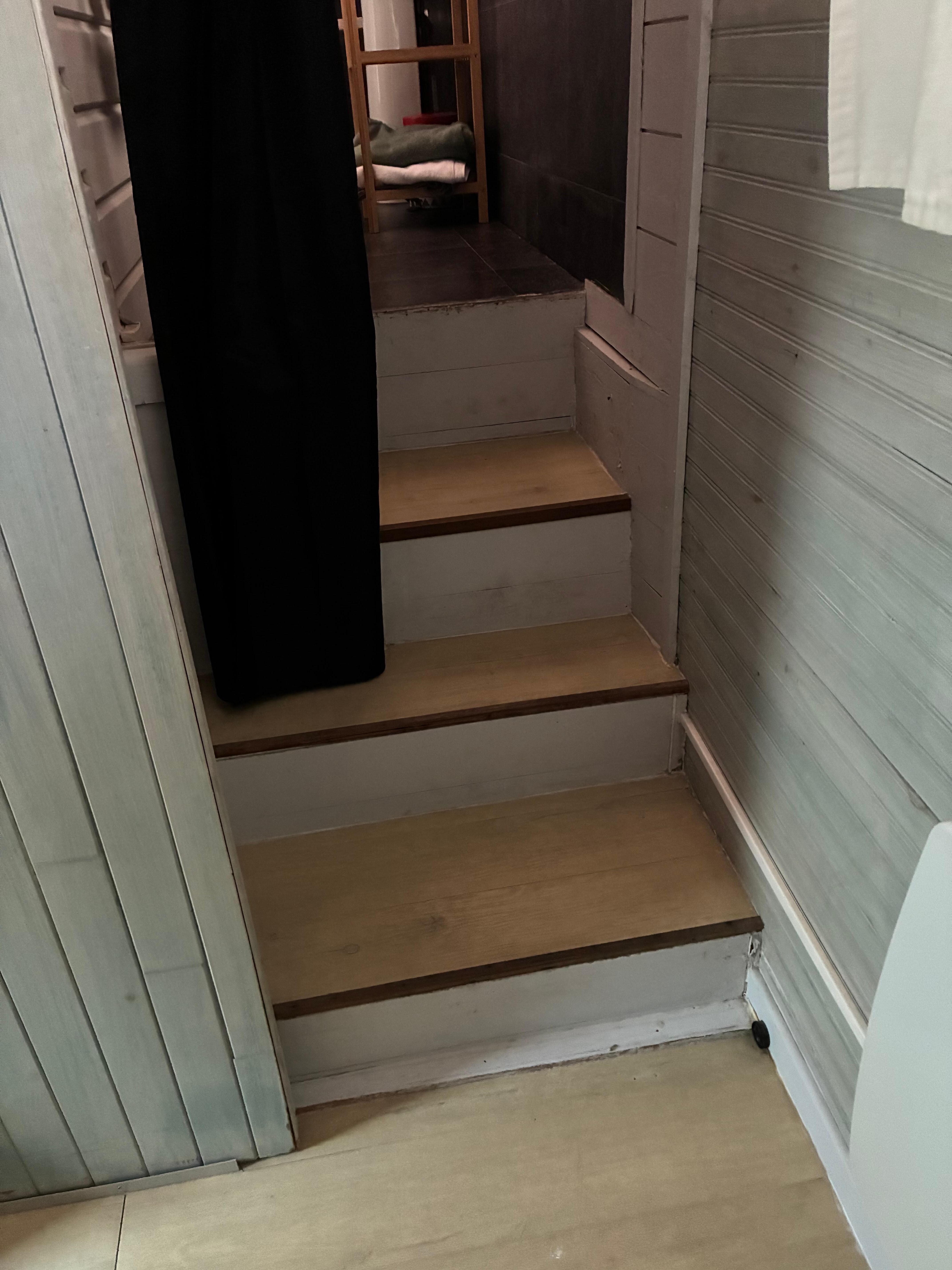 Marché de la 1 ère chambre pour aller dans la salle de bain 