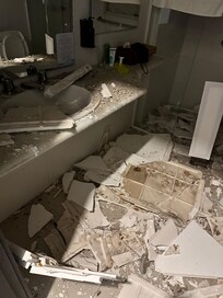 Desabamento teto gesso do banheiro quarto 706