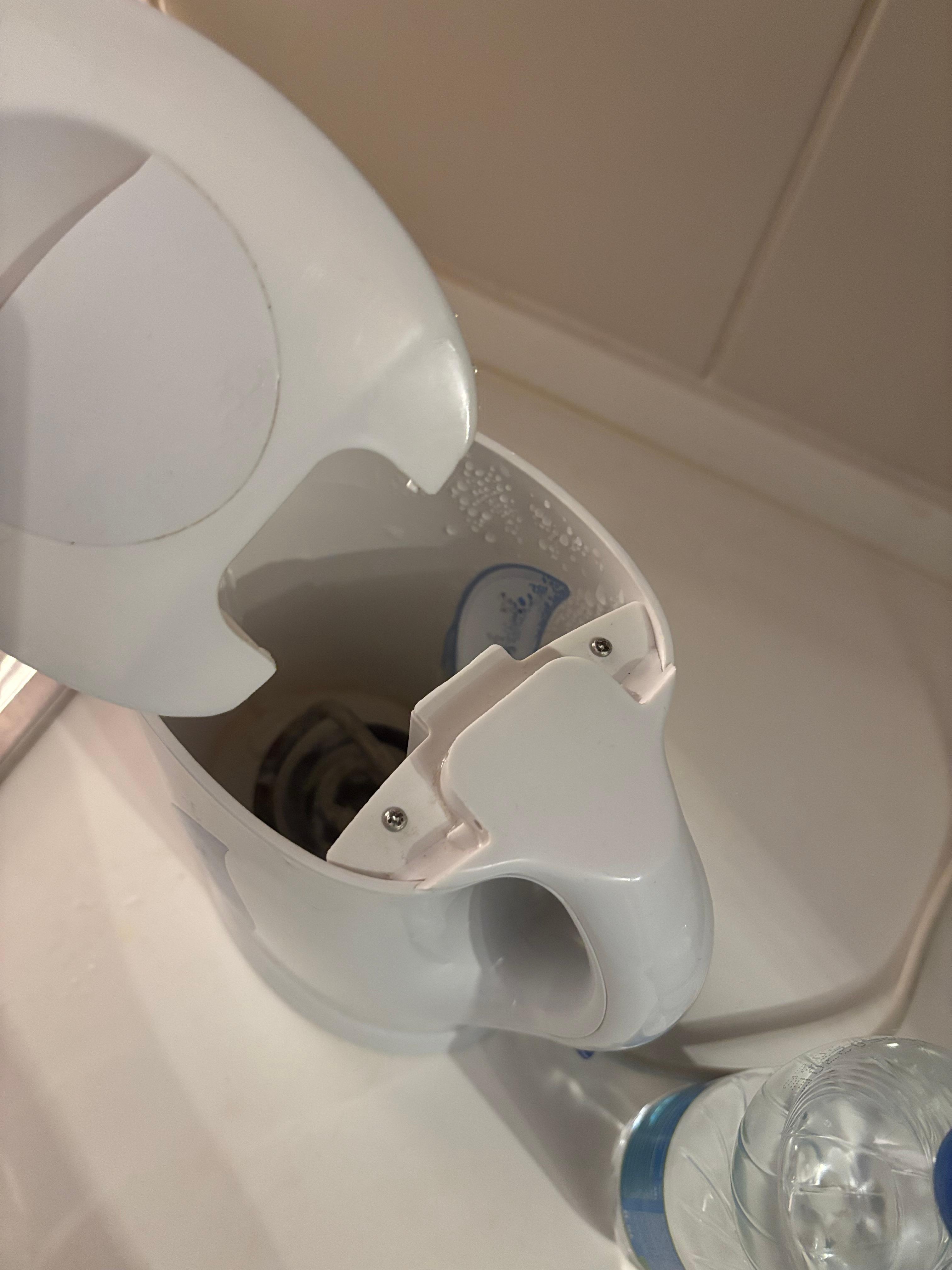 Tampa da chaleira elétrica quebrada