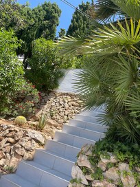 Treppe zum Pool und Terrasse