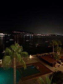 Vista desde el bar y salon de entrenamiento por la noche