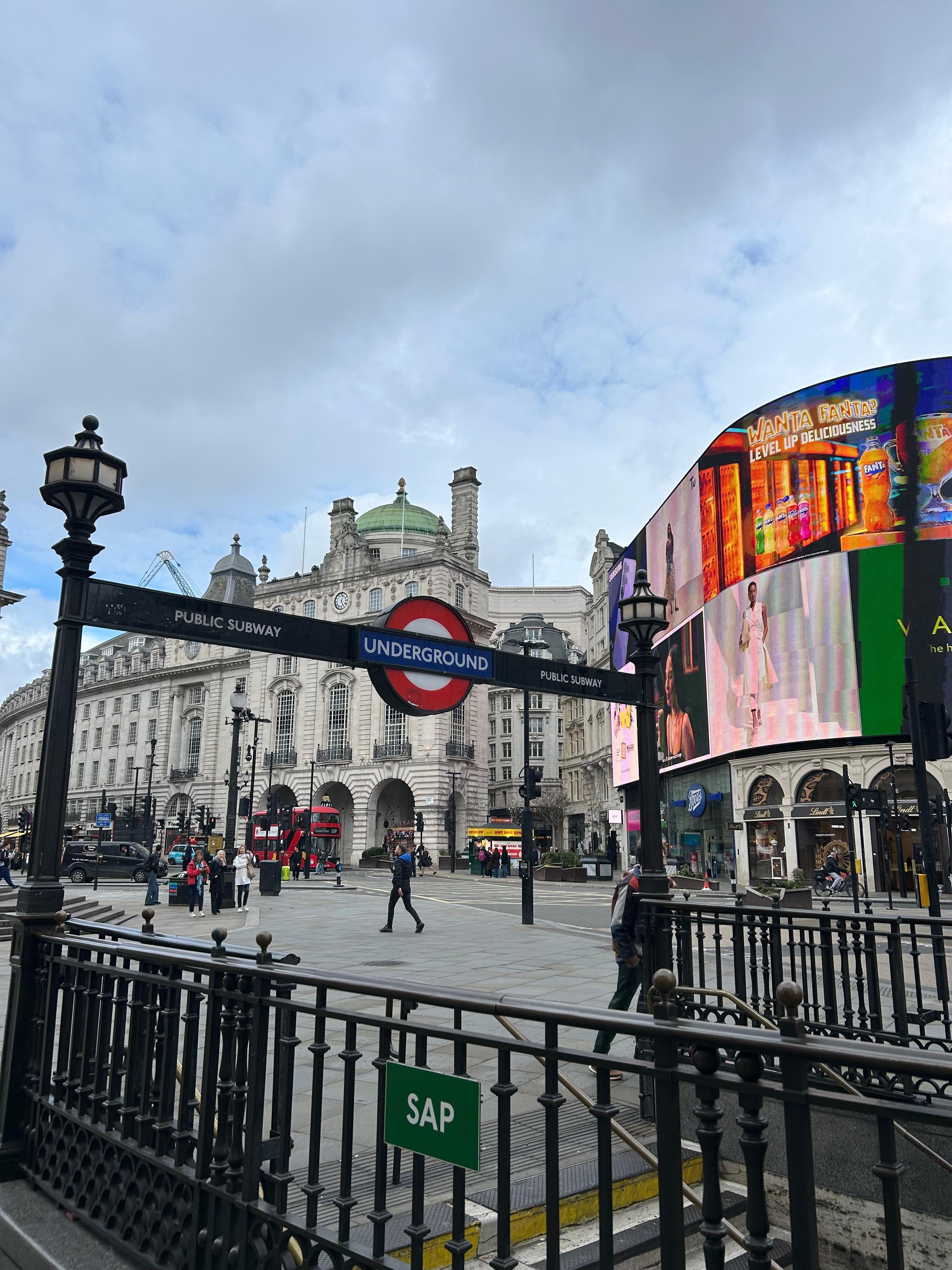 À 30m de l’entrée de l’hôtel. 